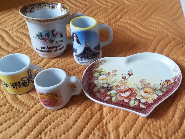 Souvenir miniaturas porcelana e cerâmica