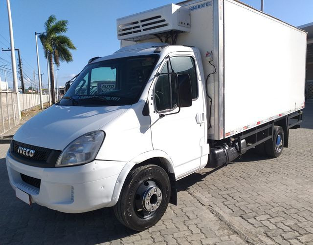 Iveco Daily 70c16 com baú frio 2013 - Caminhões 