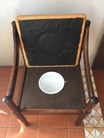 Raríssima poltrona antiga madeira de lei com penico embaixo - Foto 2
