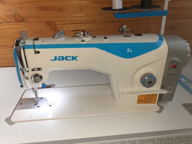 Maquina de costura industrial reta Jack F4