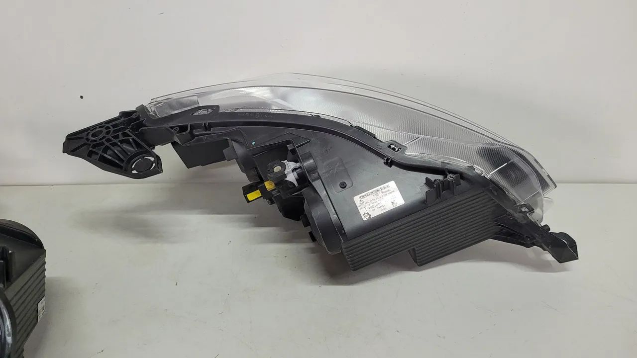 Farol peugeot 208 23/24 - Foto 2