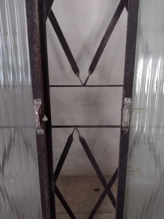Janela de ferro antiga - Foto 2