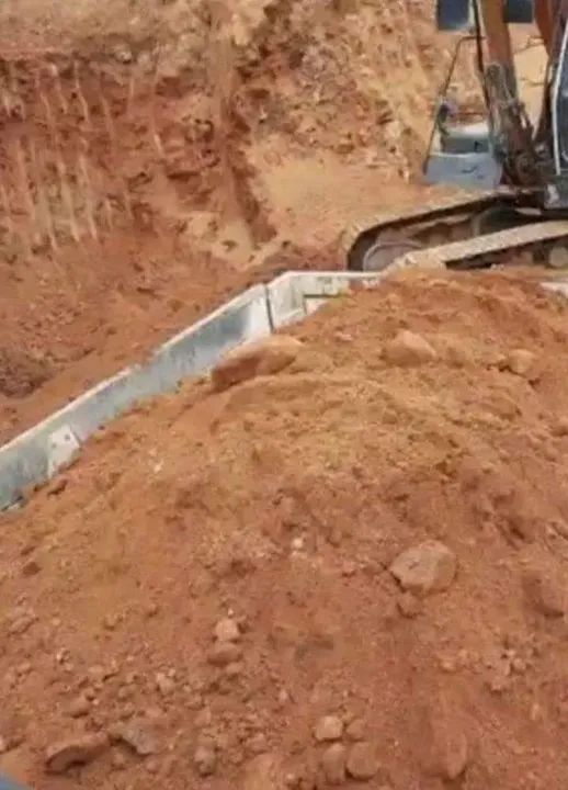 Terra aterro cor amarela R$370.00 a carga 7 metros 