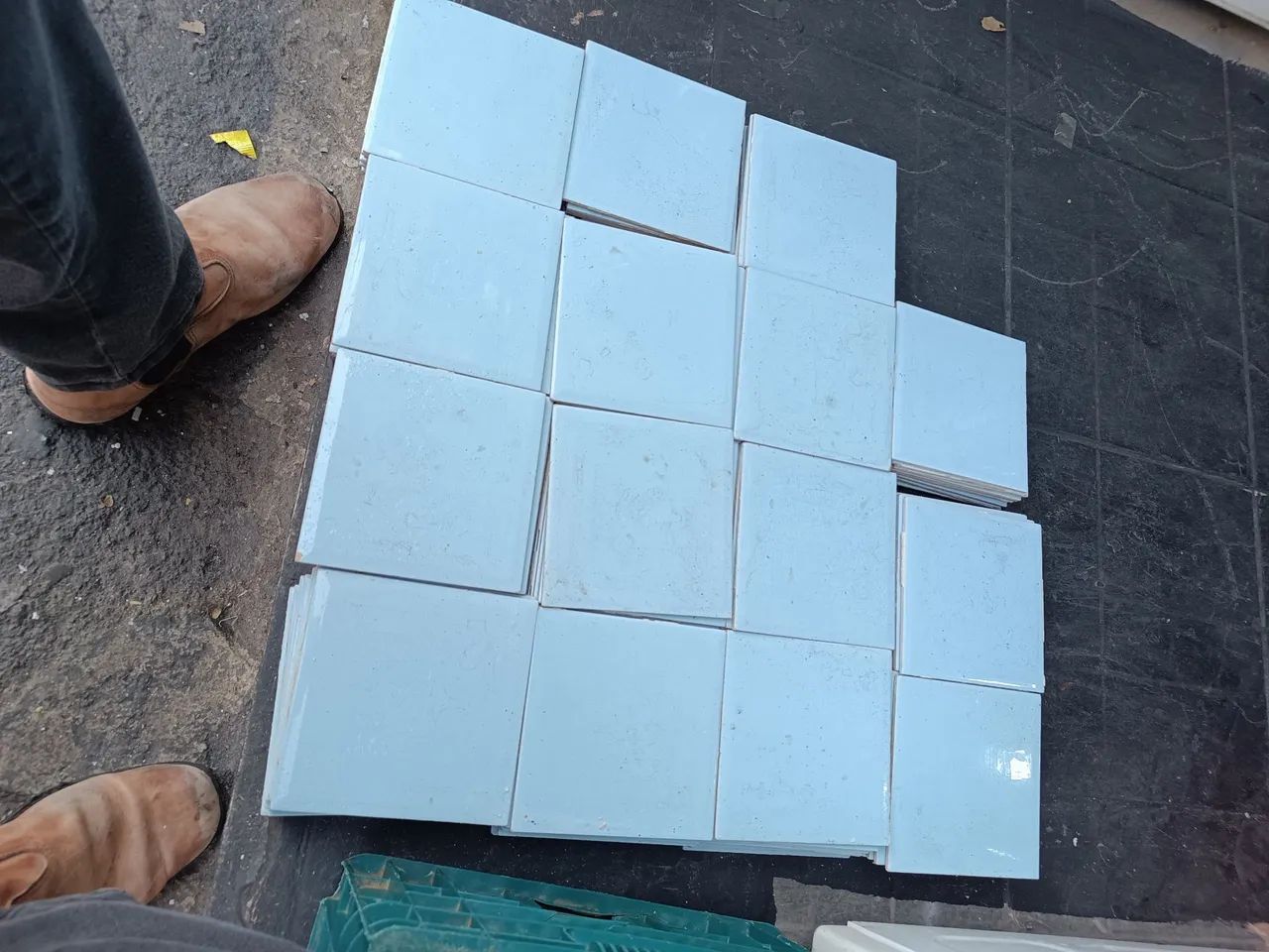 Lote com 140 peças de azulejos azuis.