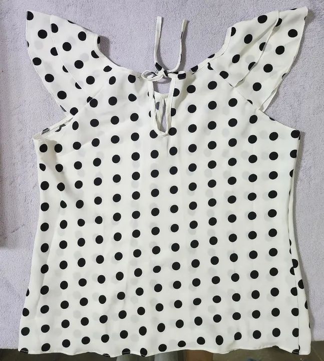 Blusa branca de bolinhas - Foto 2