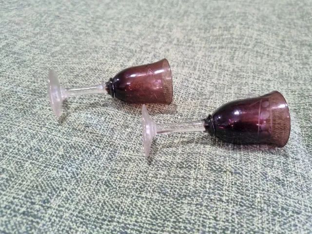 Par de cálices de licor na cor vinho de vidro com entalhes - Foto 2