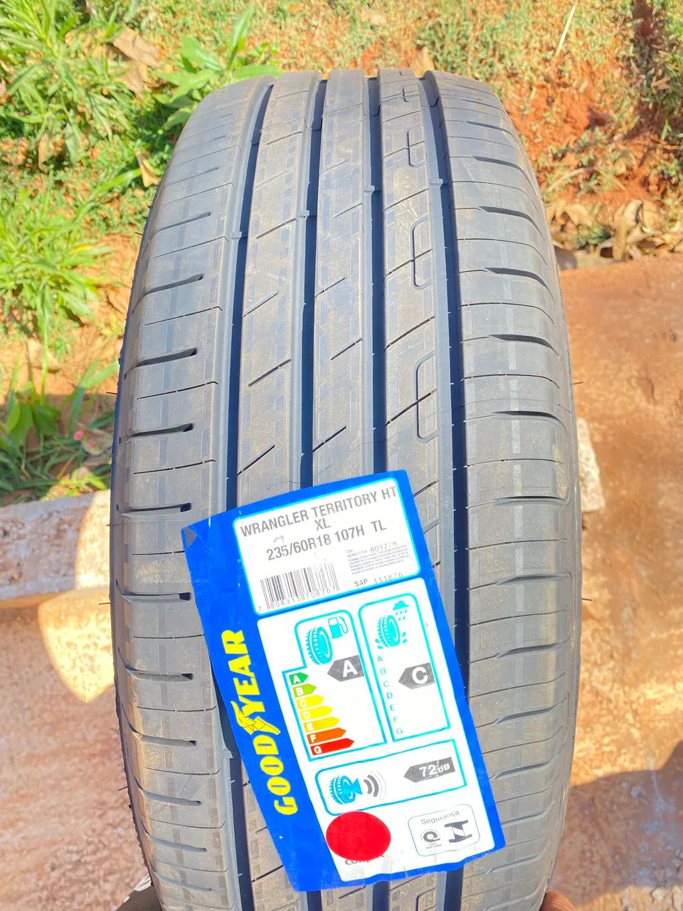 Vende pneu 235/60 R18 Goodyear 