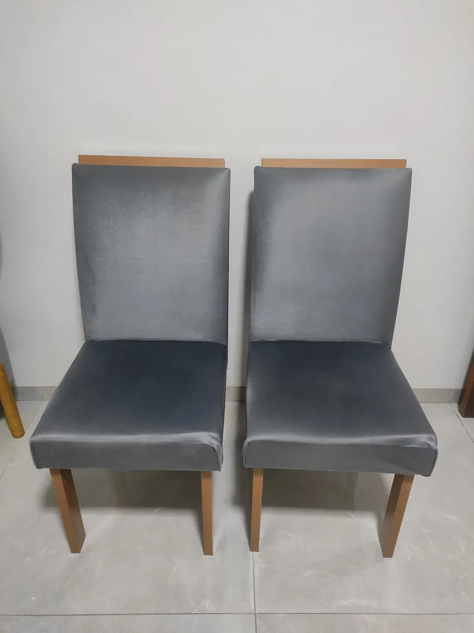 2 Cadeiras de Jantar Cinza com Detalhes em Madeira