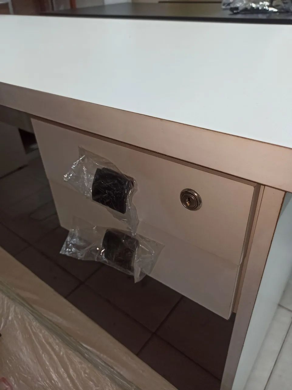 Mesa com duas gavetas 1,50 - Foto 3