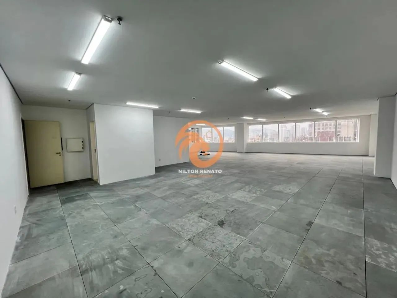 Sala comercial para venda ou locação no Edifício Win Work em Santos-SP