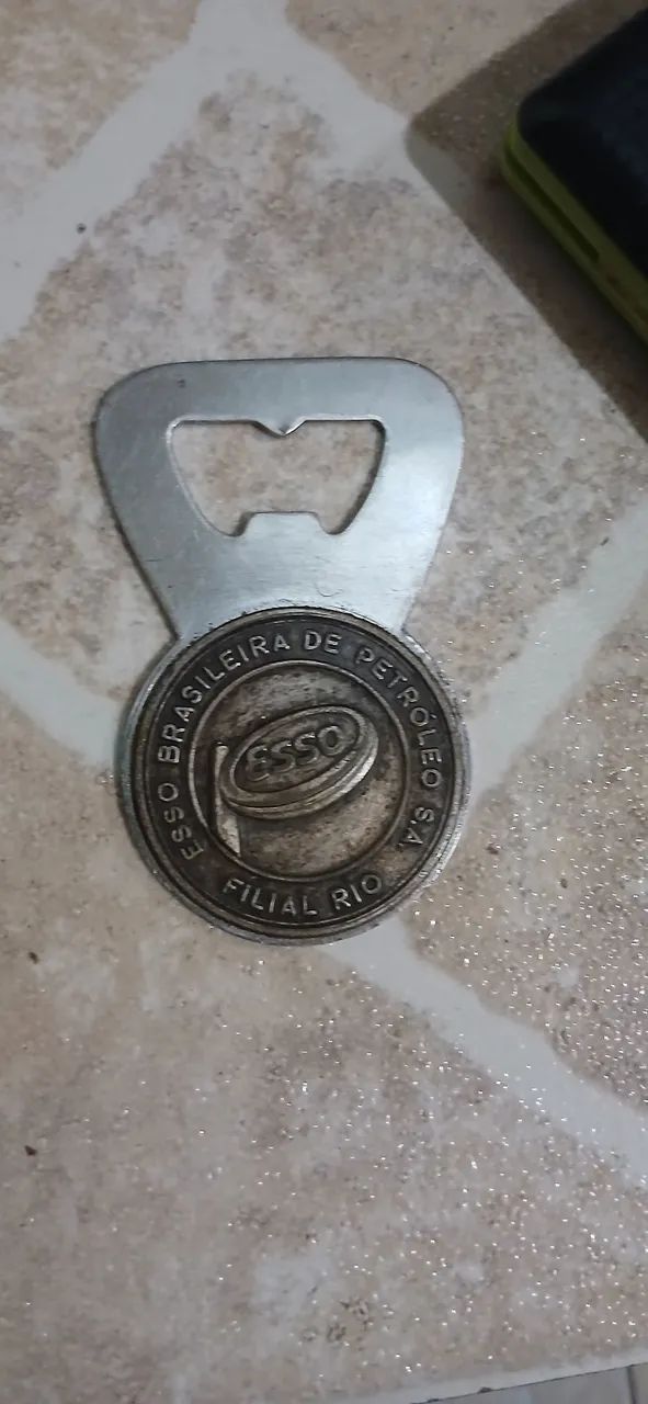 Abridor de garrafa antigo Esso colecionável 