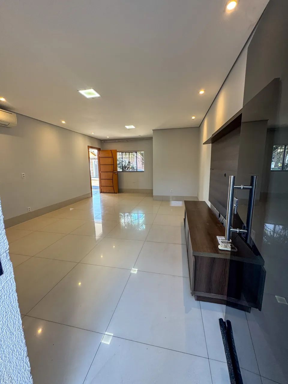 Vendo Linda Casa no Condomínio Flor do Cerrado, Com Piscina. - Foto 4