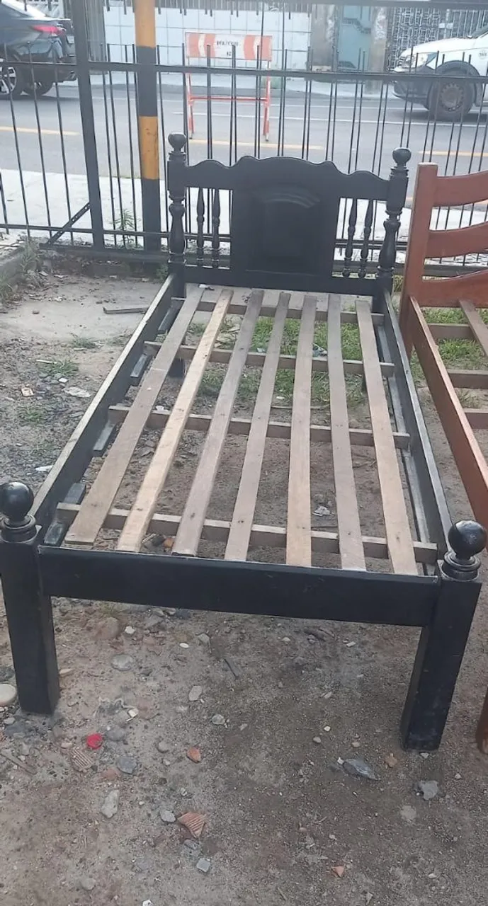Cama DE MADEIRA POR 290,00 APENAS DINHEIRO