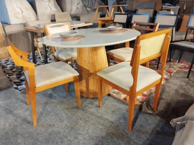 Mesa de Jantar Redonda com 04 cadeiras 