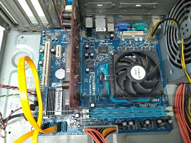 MB Gigabyte GA-M68MT - S2p + Processador Phenon2 2X 555 e cooler