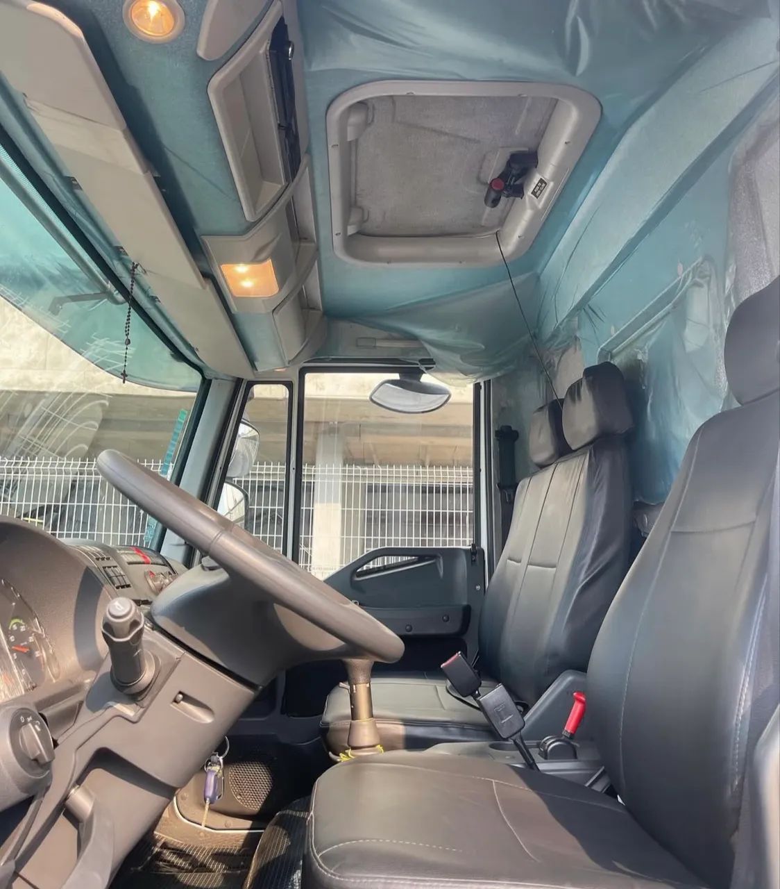 IVECO  240e28  Baú  - Foto 3