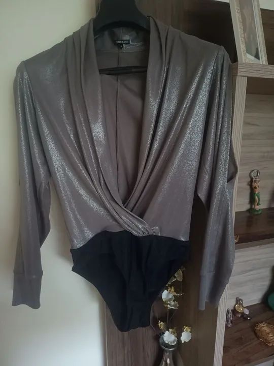 Body Lelis Blanc Original Prata com Decote V - Foto 3