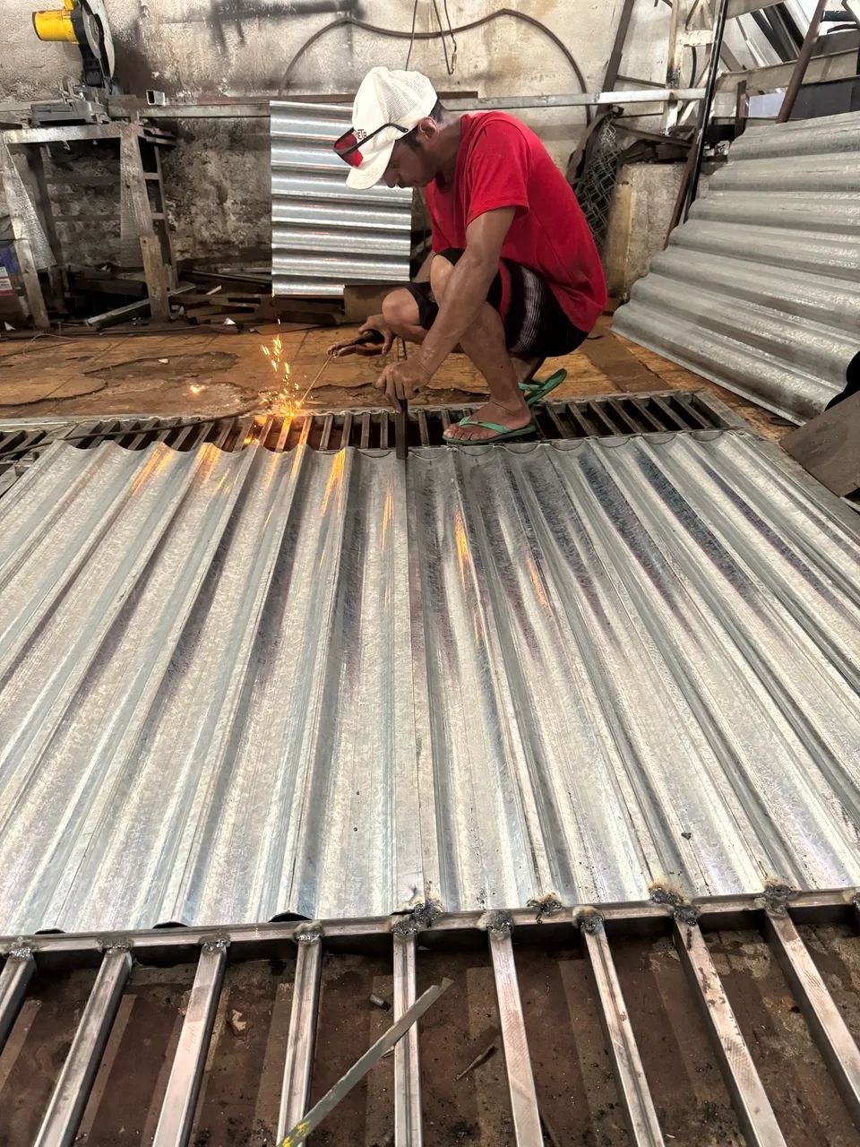 Conserto de portões, soldas, troca de roudanas, troca de fechadura, Reparo em geral. - Foto 2