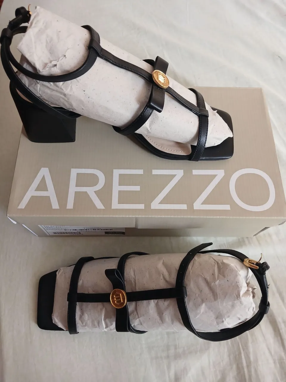 Sandália de couro da arezzo 