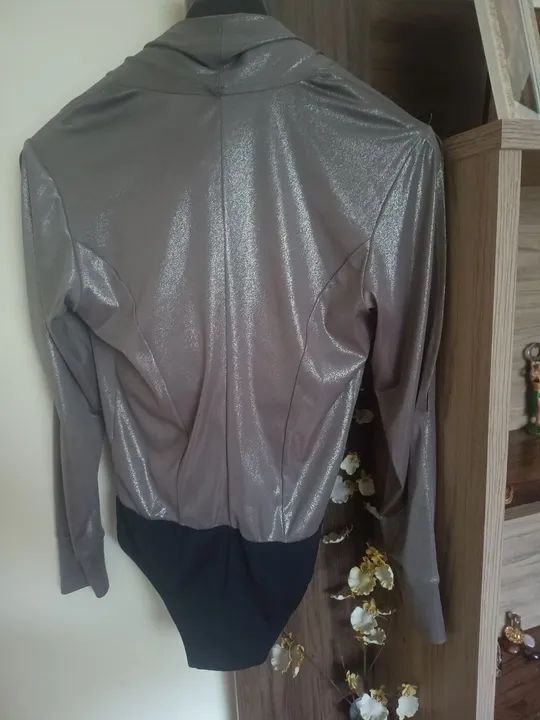 Body Lelis Blanc Original Prata com Decote V - Foto 4