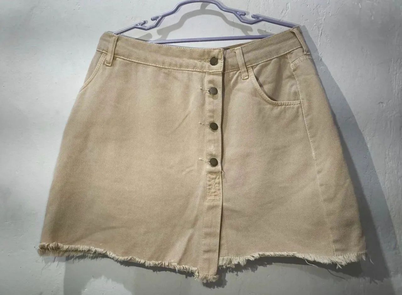 Saia Jeans Bege com Botões e Barra Desfiada