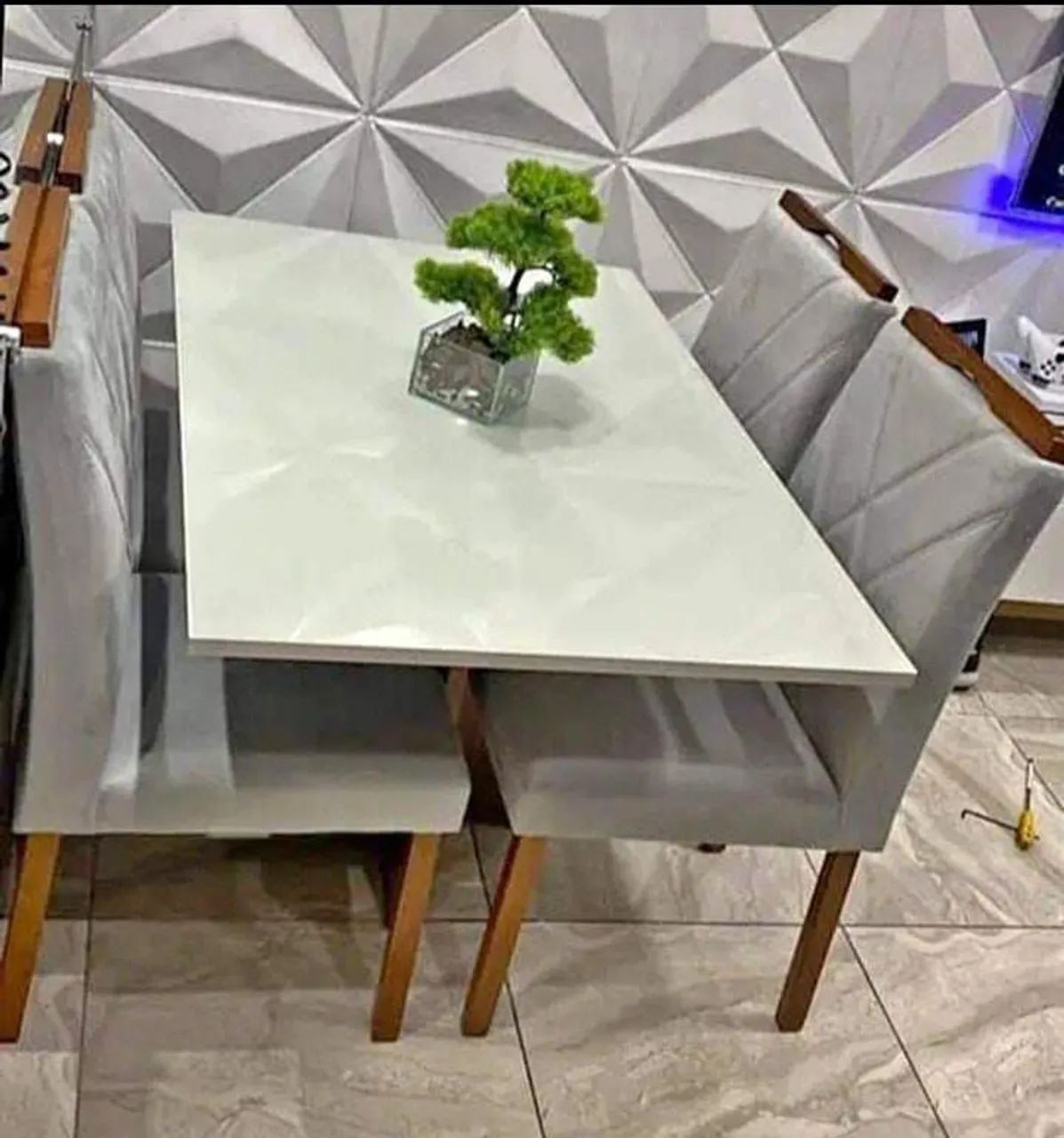 Mesa de Jantar Moderna com 4 Cadeiras tampo com vidro e cadeiras em madeira maciça 