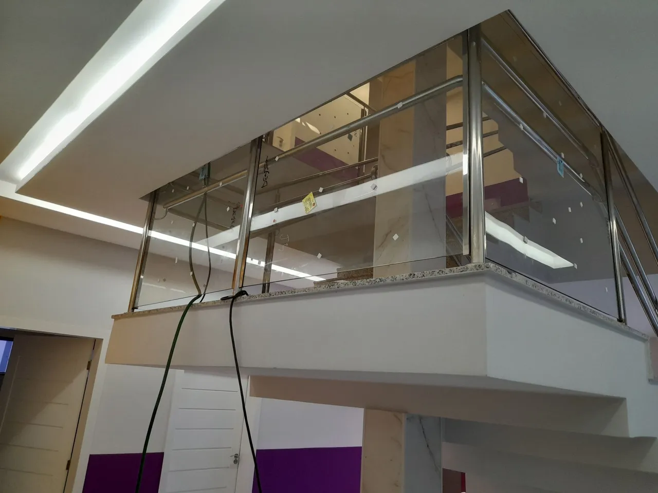 Escada em aço inox com vidro temperado