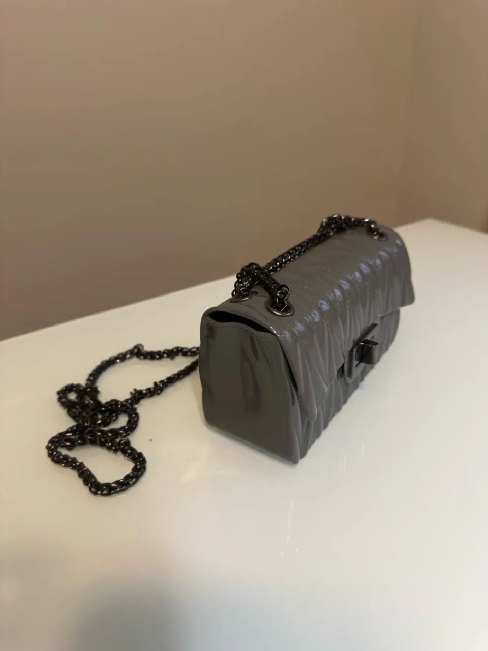 Bolsa de ombro cinza com corrente - Foto 2