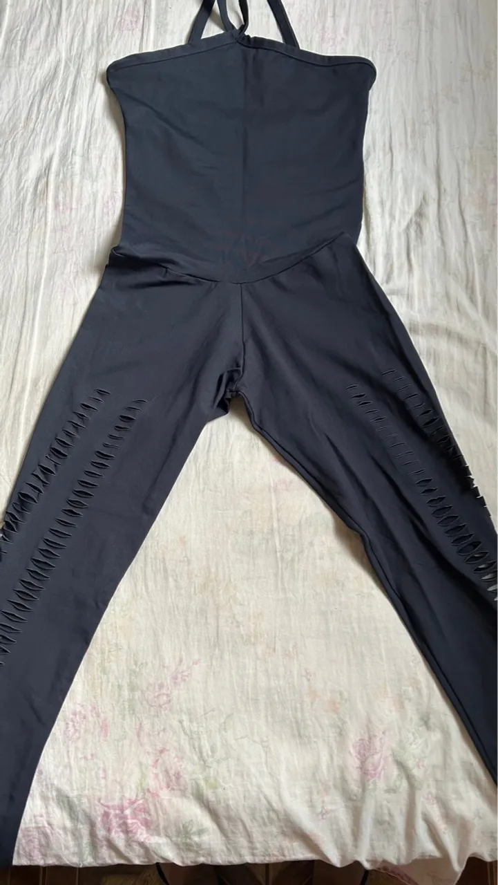 Macacão Fitness Preto com Detalhes Vazados