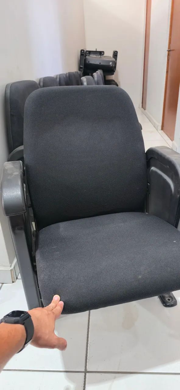 Poltrona Preta Individual Com Braços e Prancheta Confortável Cinema Sala Tv Estar Usada - Foto 2