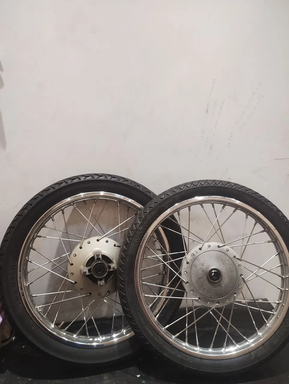 Rodas de Moto com Pneus