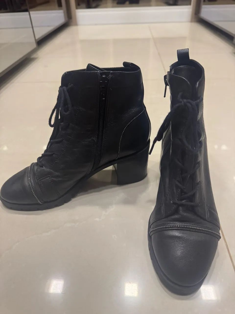 Botas de couro pretas com zíper e cadarço