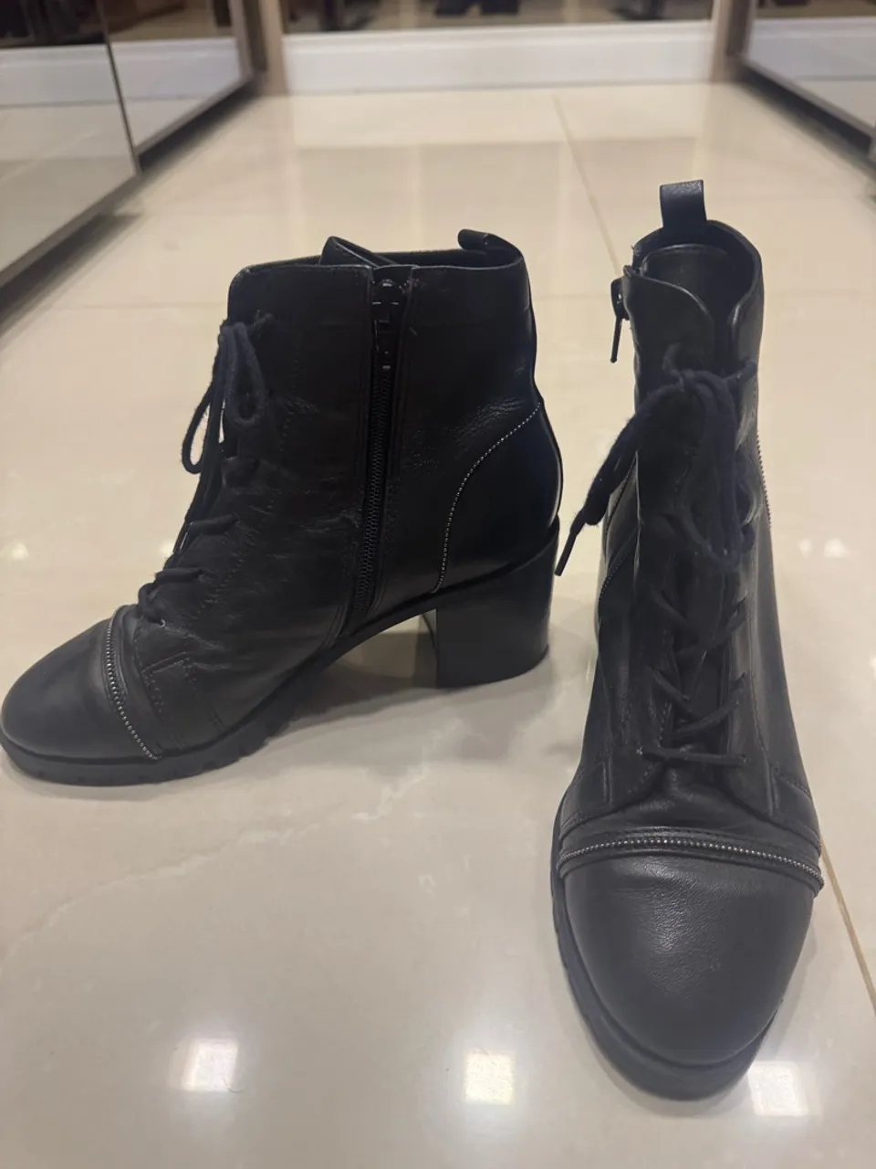 Botas de couro pretas com zíper e cadarço