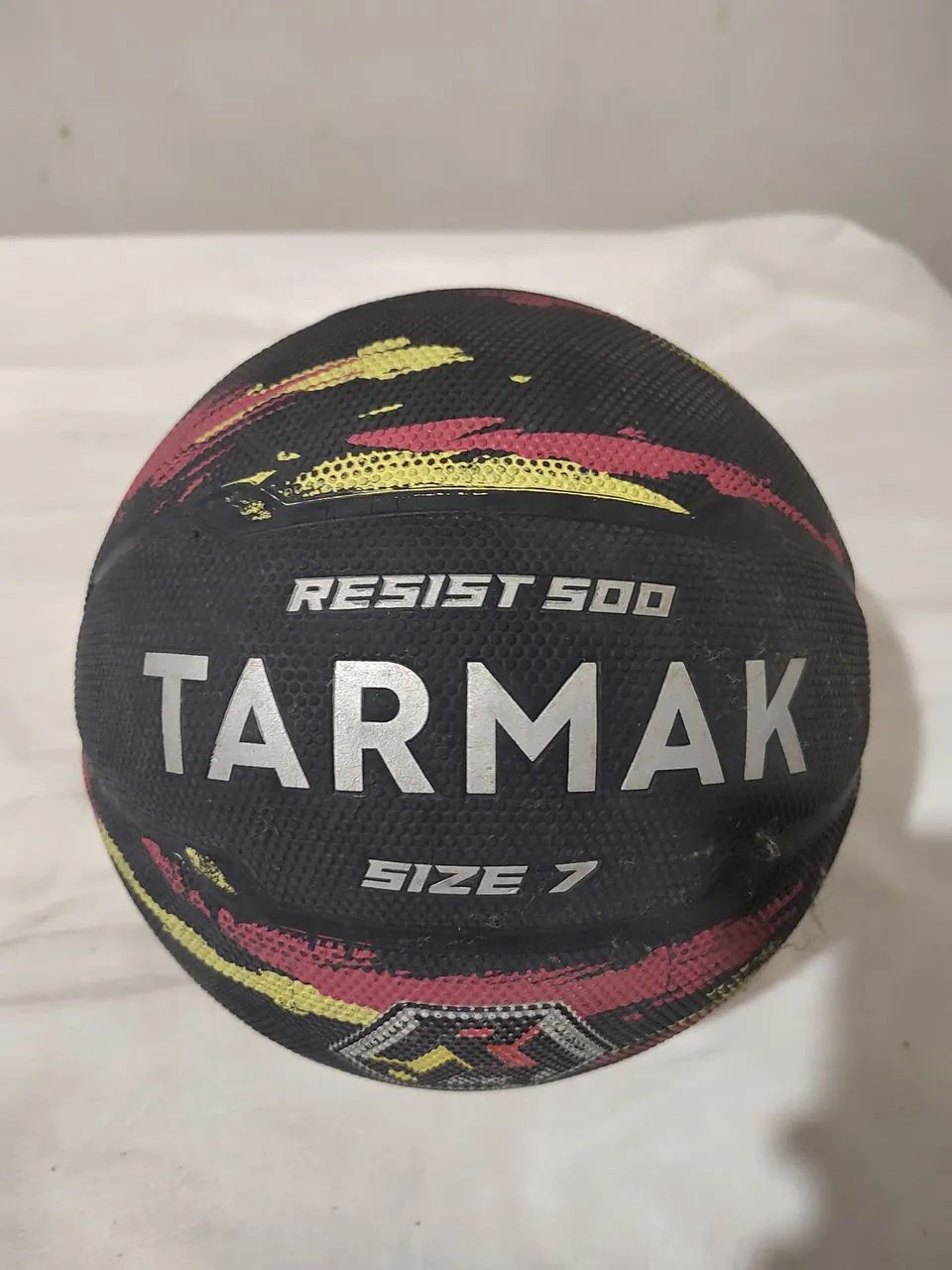 Bola de Basquete Tarmak Resist 500 Tamanho 7 com bomba dois tempos 