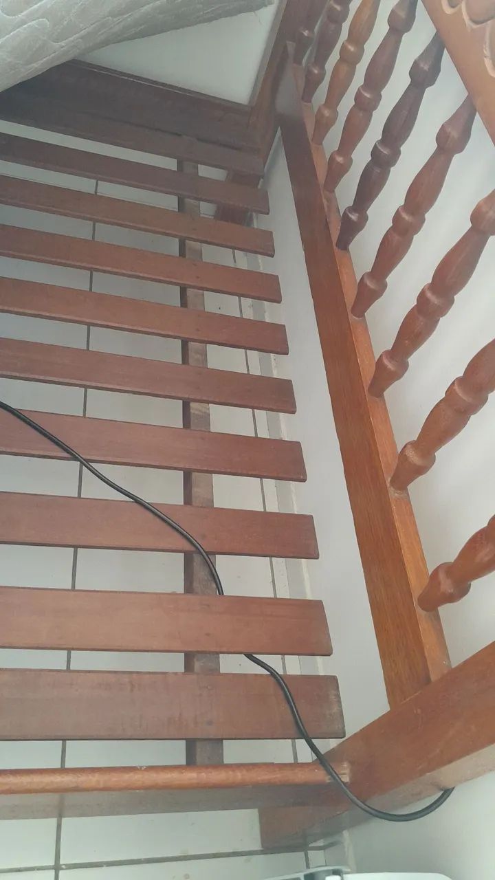 Cama de madeira maciça com cabeceira - Foto 2