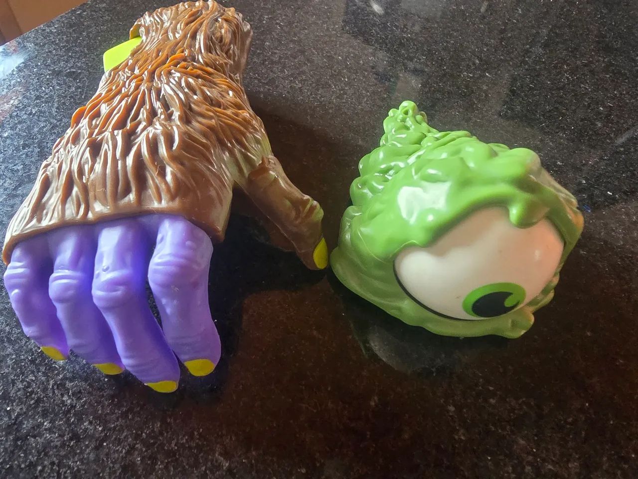 Brinquedos Monstros - Mão Peluda e Olho. MCDonalds Monstruoso
