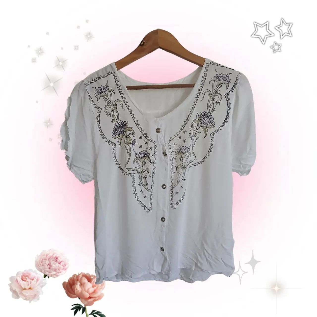 Blusa com flores bordadas