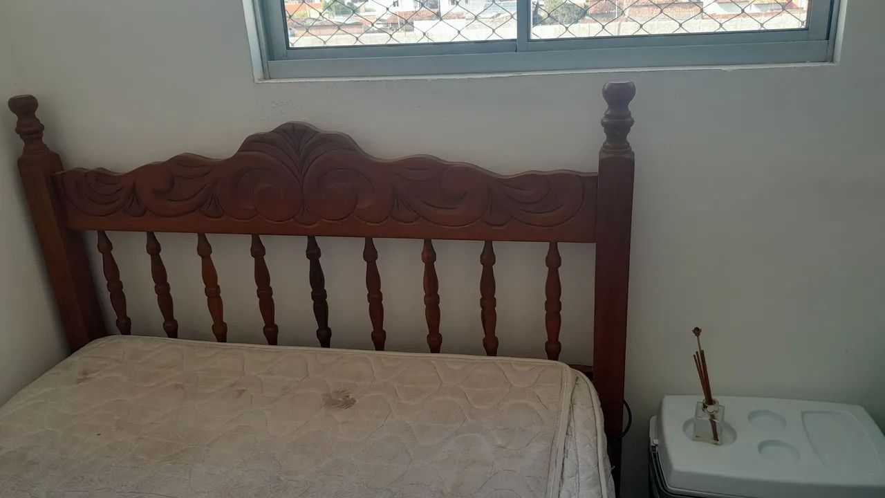 Cama de madeira maciça com cabeceira