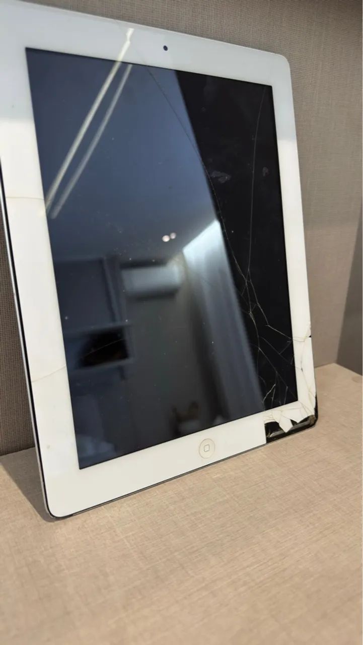 Tablet Apple iPad 2 com tela trincada PARA PEÇAS 