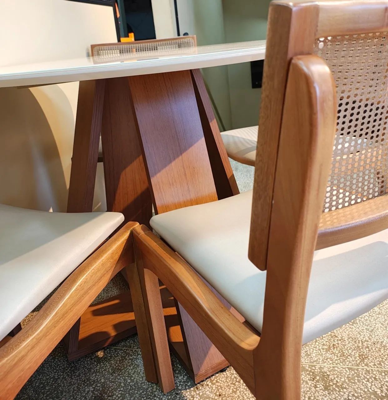 Conjunto Mesa Redonda com 4 Cadeiras - Foto 4