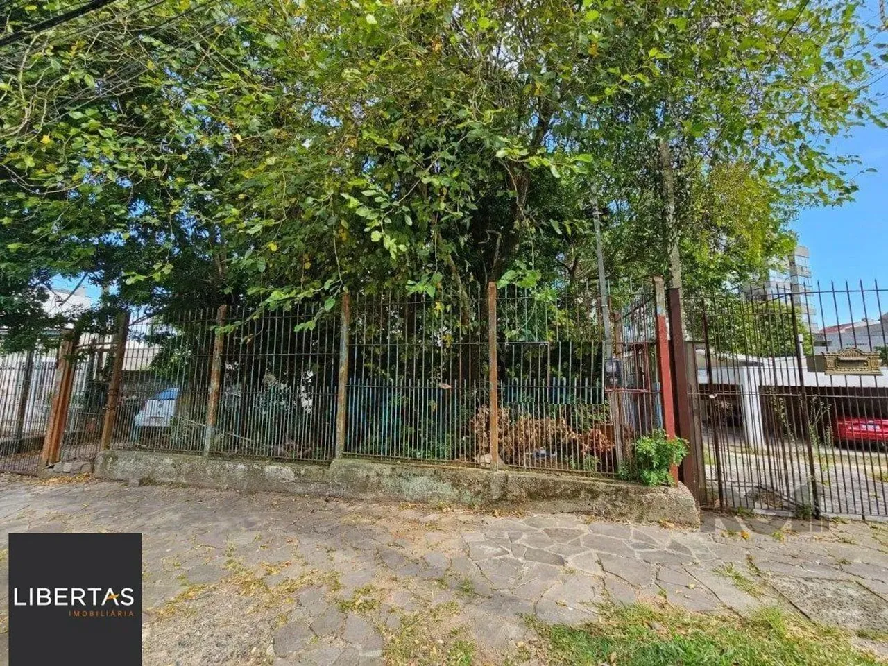 Terreno plano de 426 m², localizado na Rua Padre João Batista Reus,