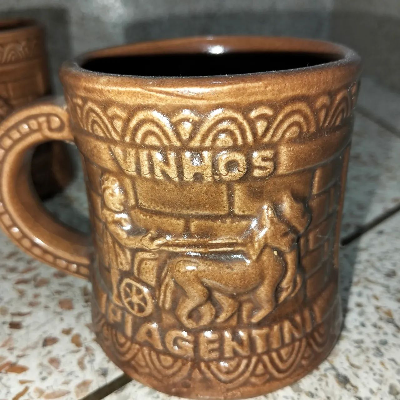 Canecas de cerâmica antigas com design rústico - Foto 4