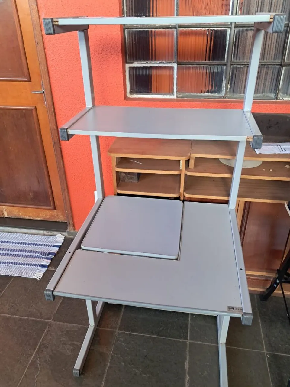 Mesa para escritório com prateleiras
