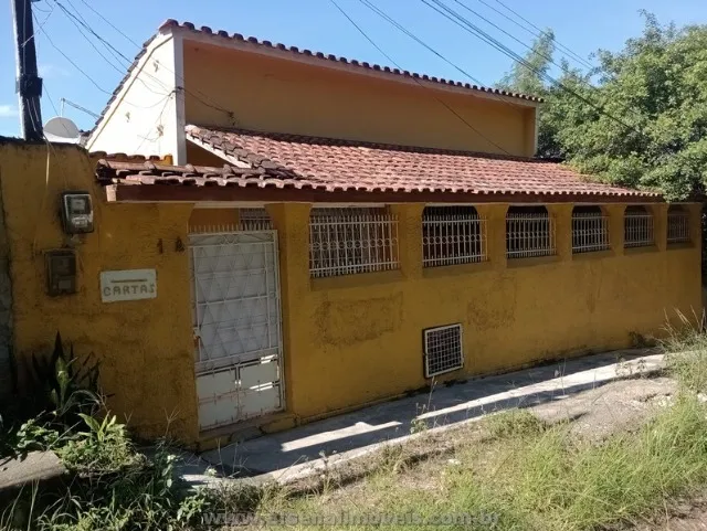 Arsenal Imóveis vende-2 Casas no Arsenal-1ºcasa com 3 quartos, 2º quartos com quintal.