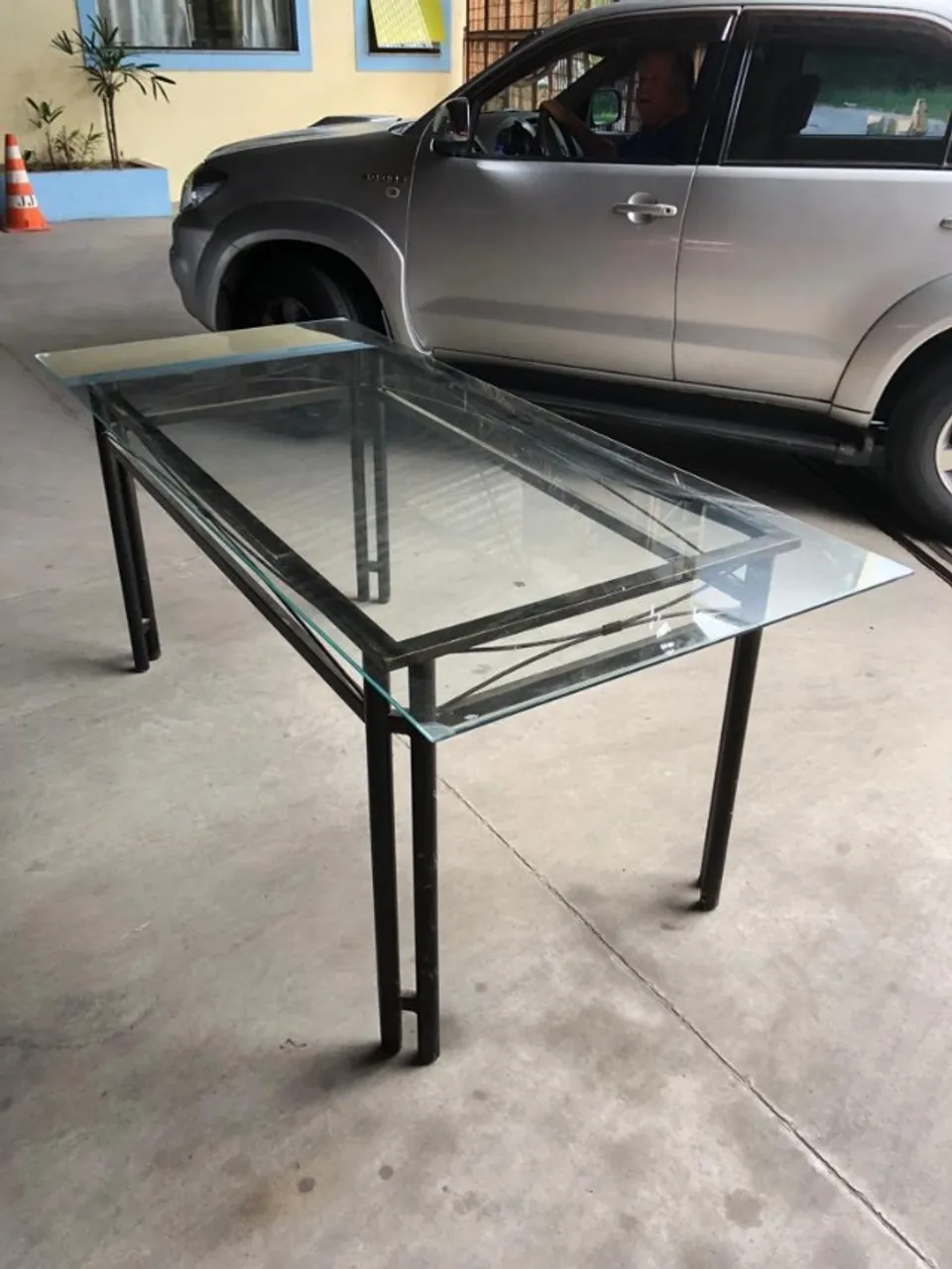 Mesa com base de ferro e tampo de vidro