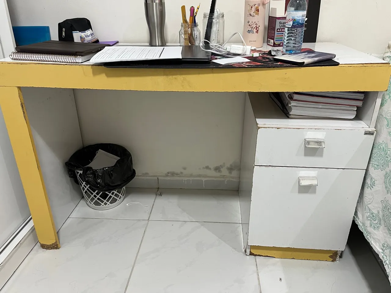 Escrivaninha amarela com gaveta