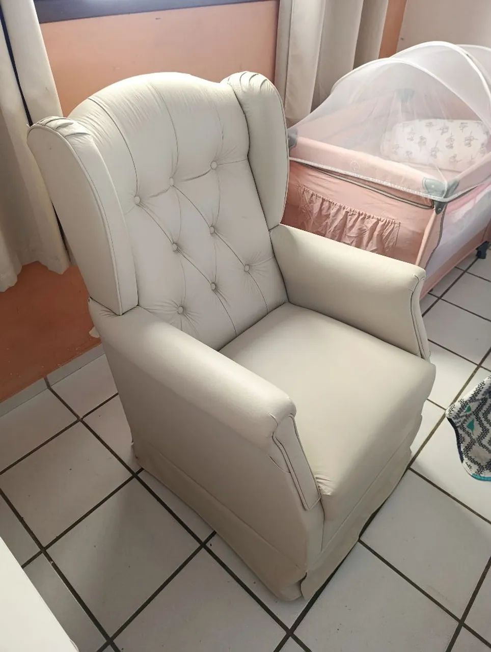 Poltrona de amamentação balanço (acompanha puff).