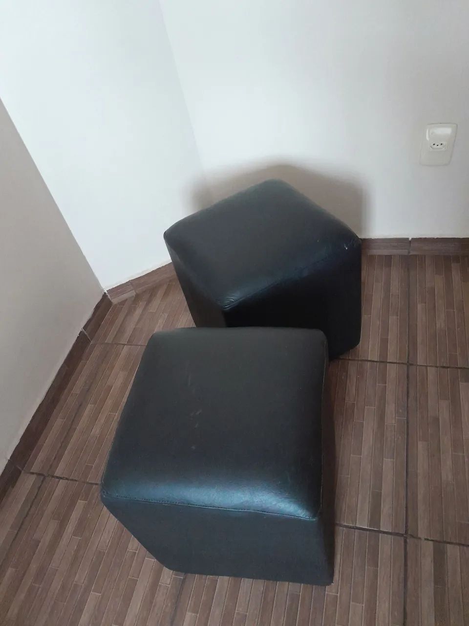 Conjunto de puffs quadrados em couro sintético preto 