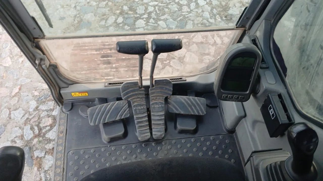 Escavadeira Volvo EC210BLC ANO 2009 - Foto 4