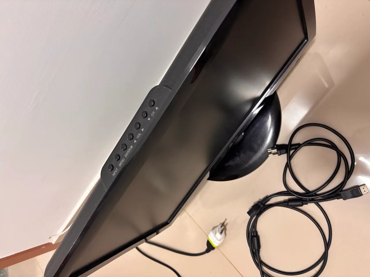 LG TV 22 inches64595545305730123